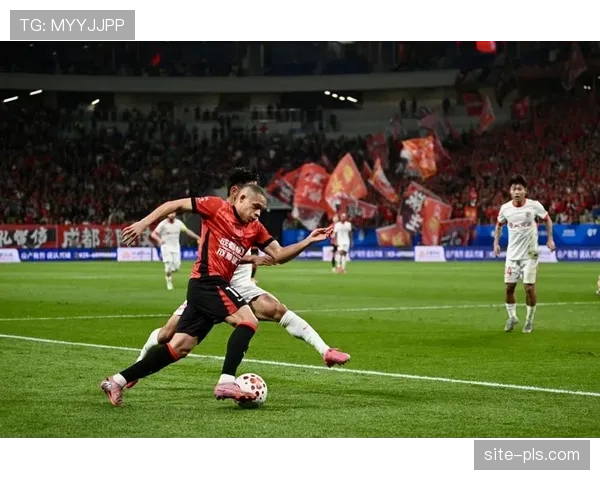 成都蓉城定位球破僵局 罗慕洛第78分钟“妖刀”角球直挂近角 成都蓉城定位球破僵局 罗慕洛第78分钟“妖刀”角球直挂近角